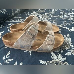 Birkenstock women’s size 39 distressed silver sandals